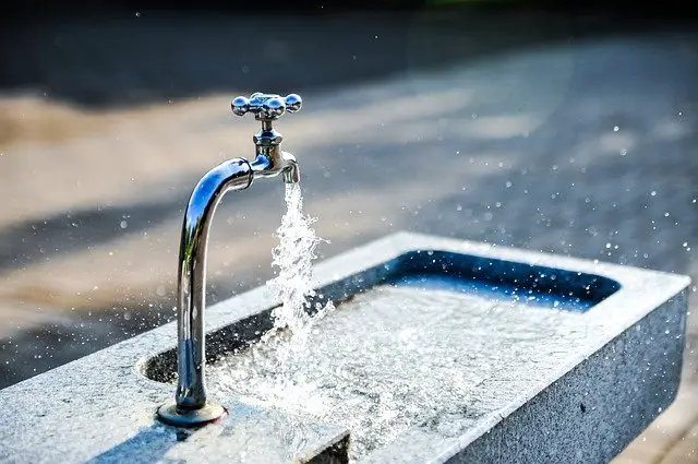 Déboucher un évier - Problème siphon bouché - Déboucher canalisation évier  avec un furet plomberie