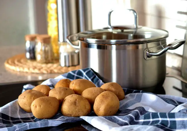 Comment éplucher des pommes de terre sans économe ?