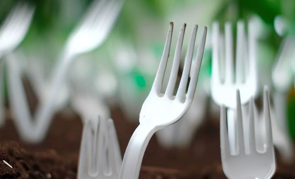 Ne jetez plus vos fourchettes en plastique : Utilisez-les pour protéger votre jardin !