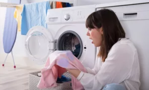 Ne jetez surtout pas ce linge déteint ! Voici comment le sauver