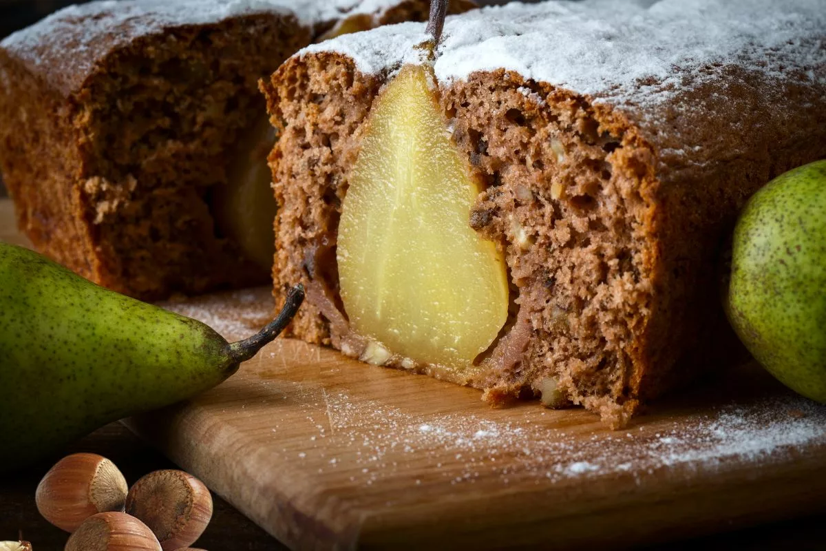 Cake Au Chocolat, Poires Entières Et Noisettes Torréfiées