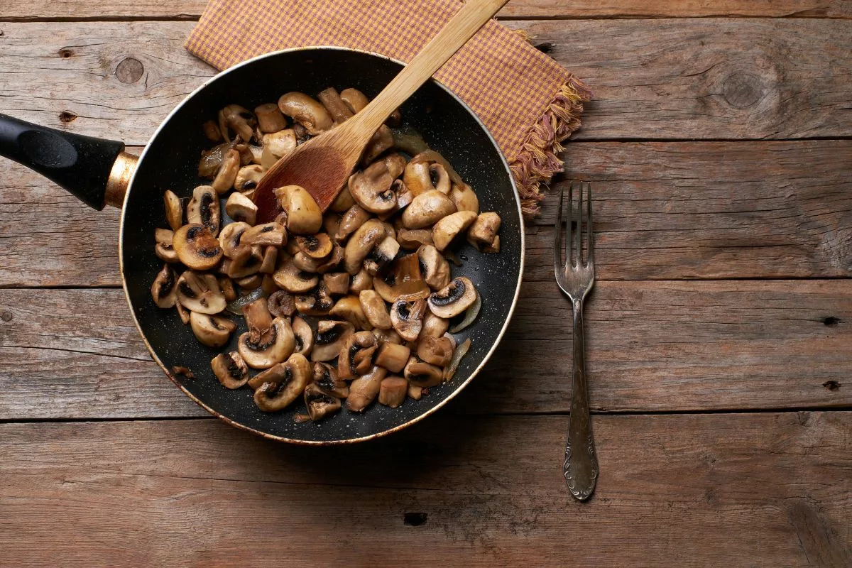 Poêlée De Champignons Aux Oignons