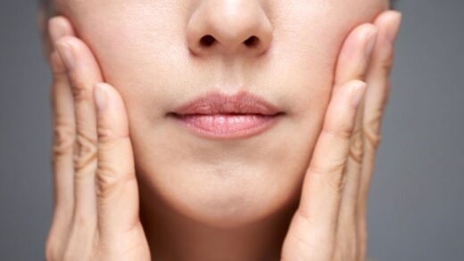 Anti Age Le Geste Tout Simple A Faire Tous Les Jours Pour Lifter La Peau De Son Visage Et Prevenir Les Rides