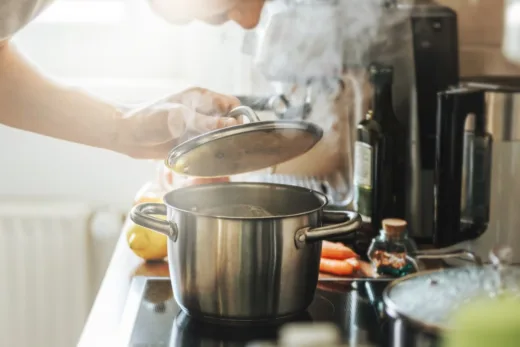 Ces 8 Astuces De Grand Mère Pour Recycler L'eau De Cuisson De Vos Pommes De Terre Sont Ingénieuses !