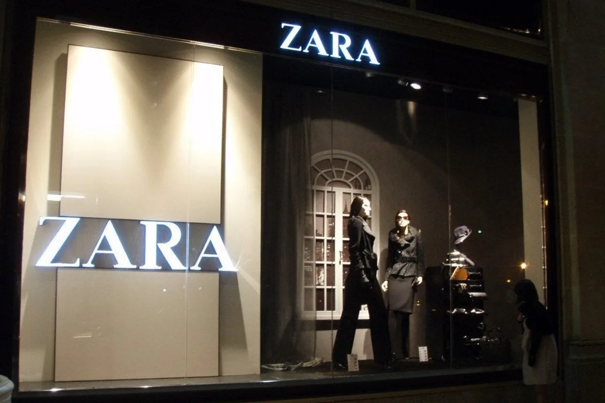 Nouvel An 2023 7 Petites Robes Noires À Couper Le Souffle Chez Zara