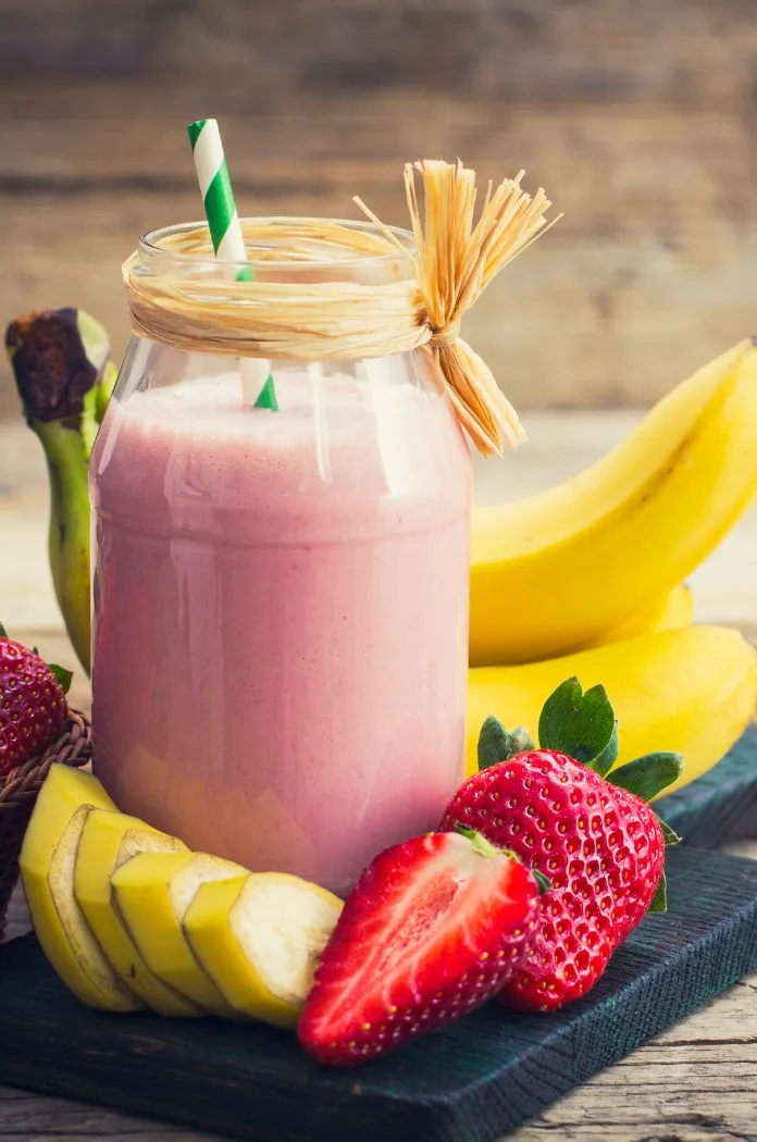 Smoothie à La Banane Et Aux Fruits Rouges