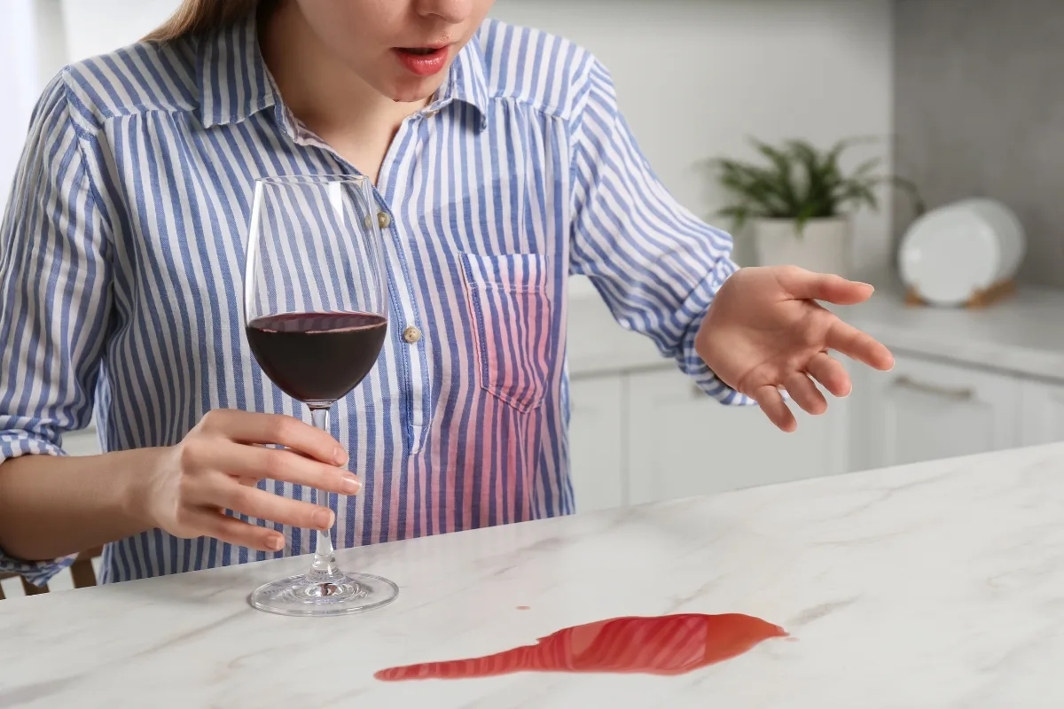 Cette Astuce De Grand Mère Élimine Toute Tache De Vin Rouge Tenace Sur Votre Vêtement !