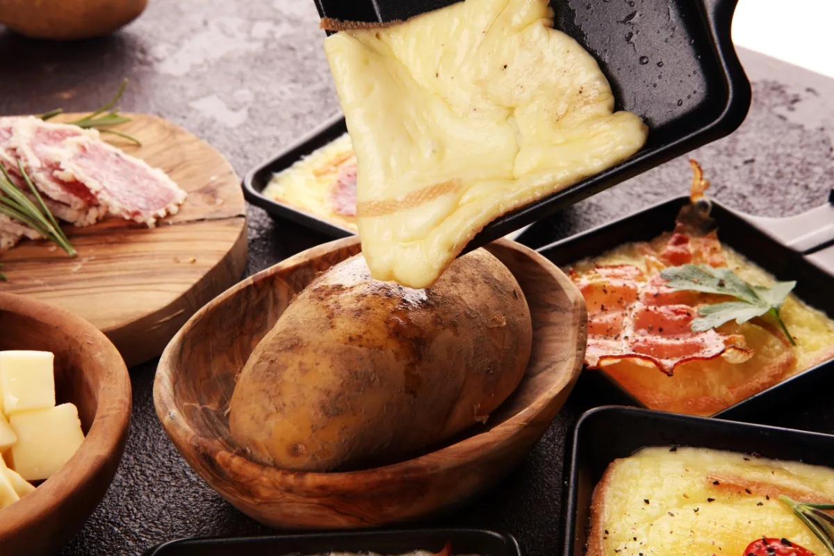 Galettes de pommes de terre et raclette pour un bon petit dîner