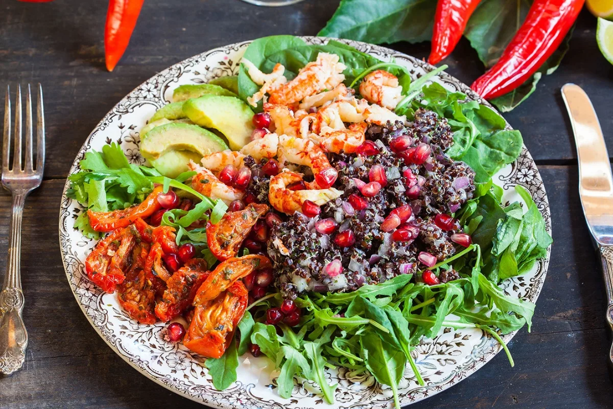 Salade Healthy Au Quinoa Noir, Avocat, Crevettes Et Tomates Séchées
