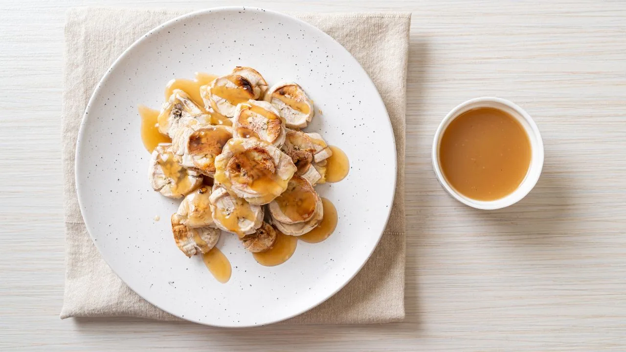 Banane Grillée Avec Sauce Caramélisée Et à La Noix De Coco