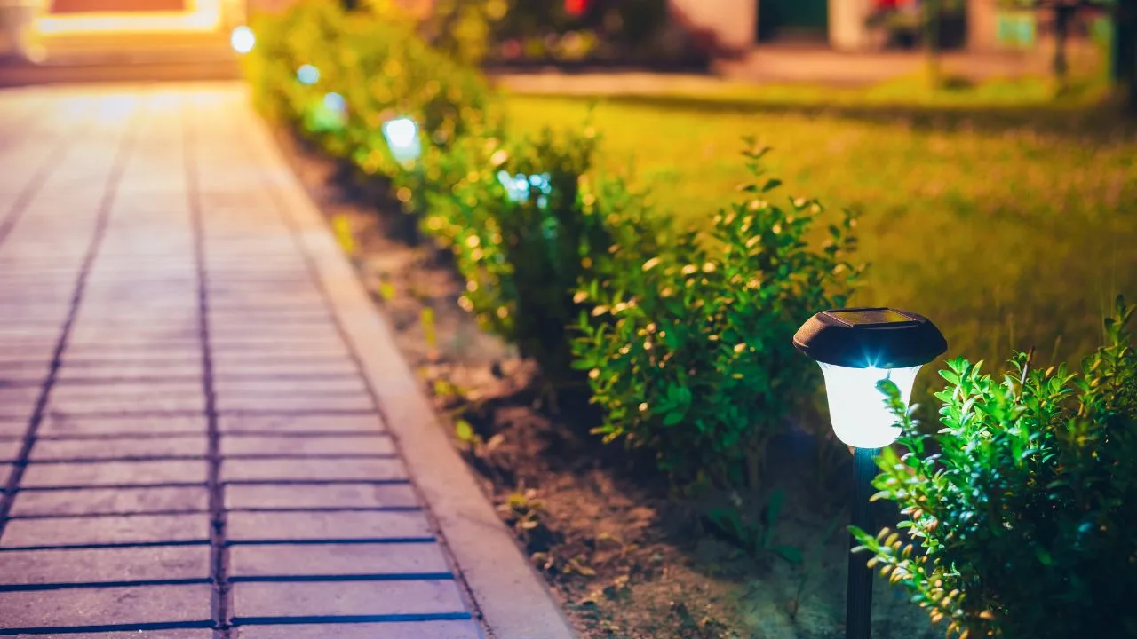 Éclairage extérieur créatif : Balisez vos allées de jardin avec des lanternes solaires.
