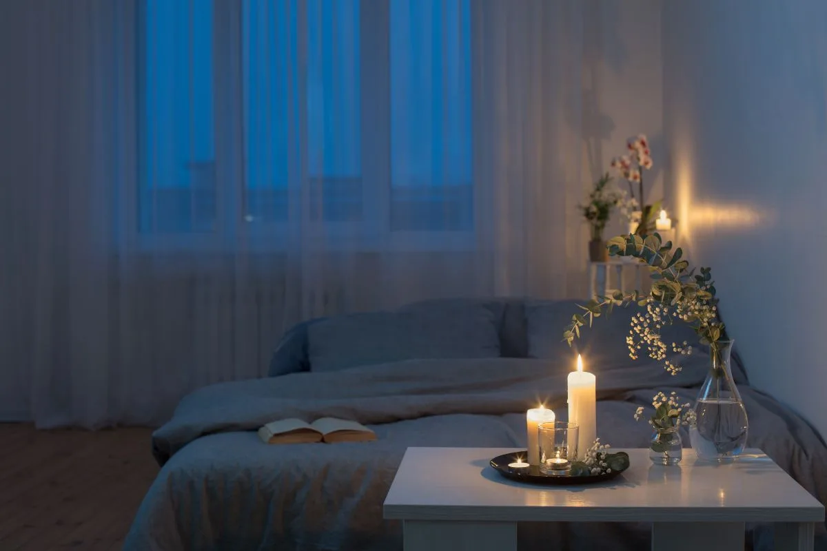 Créez une ambiance chaleureuse dans votre chambre cocooning avec un éclairage doux et réconfortant.