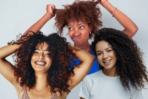 coiffure pour des cheveux bouclés, frisés ou crépus