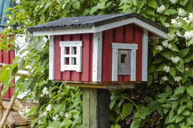 Fabriquez un nichoir DIY pour attirer les oiseaux dans votre jardin.