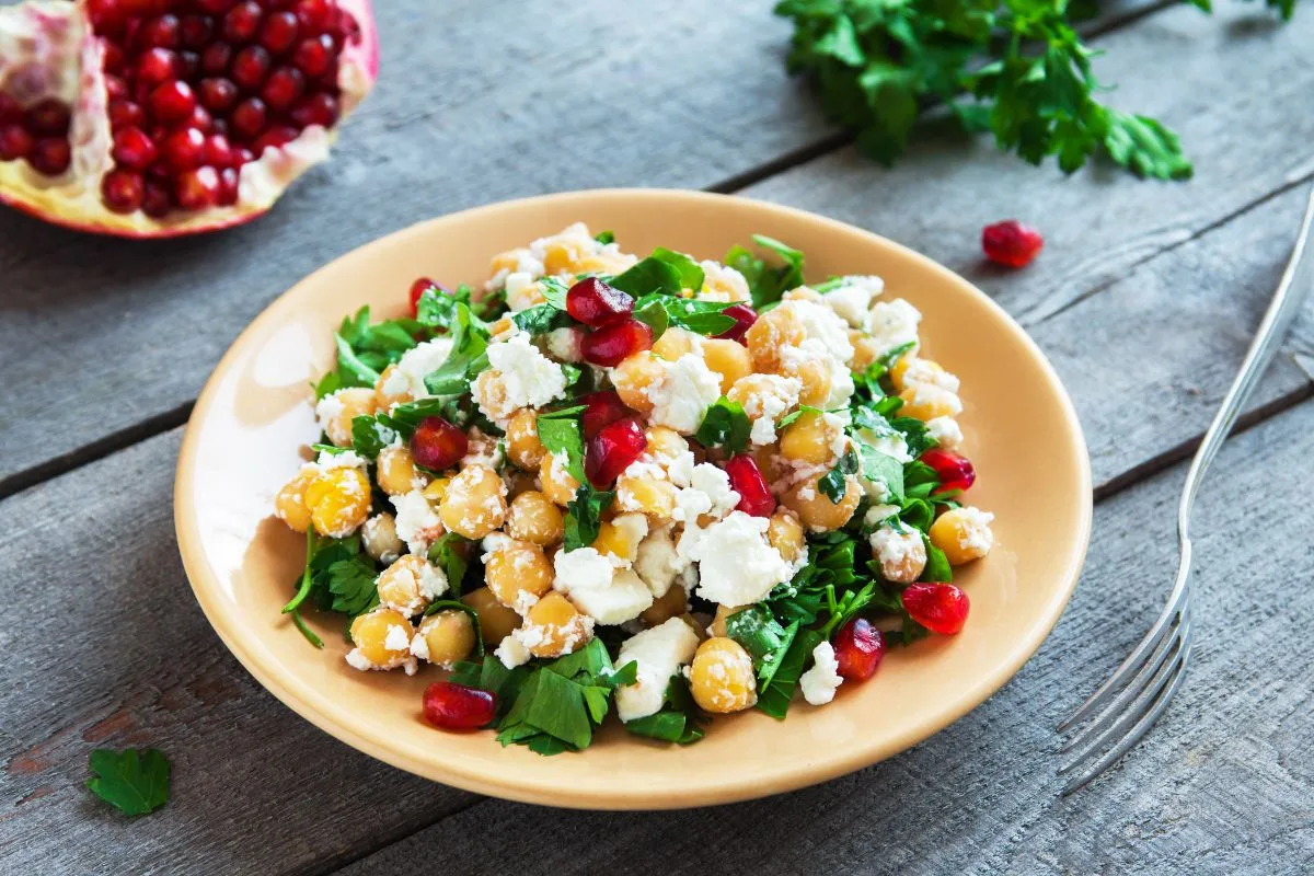 Recette de salade de printemps au quinoa, asperges et feta. 