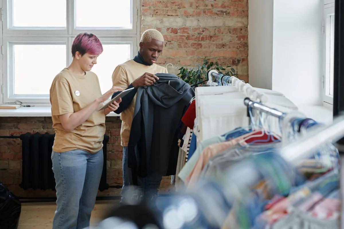 vêtements de seconde main soutenant les petites entreprises et les communautés locales