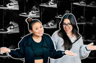 Deux jeunes femmes souriantes devant une étagère remplie de paires de Nike uniques, suggérant une offre de chaussures originales pour le dressing.