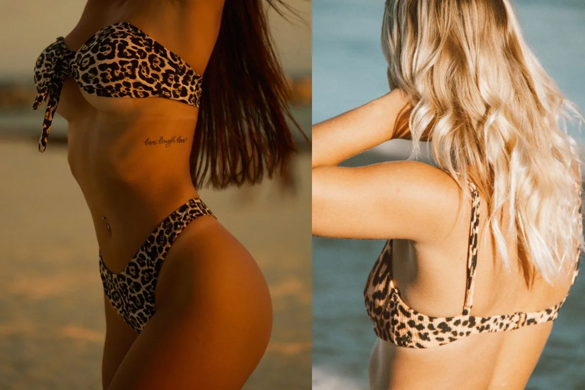 Deux femmes de dos portant des bikinis à imprimé léopard sur une plage au crépuscule.