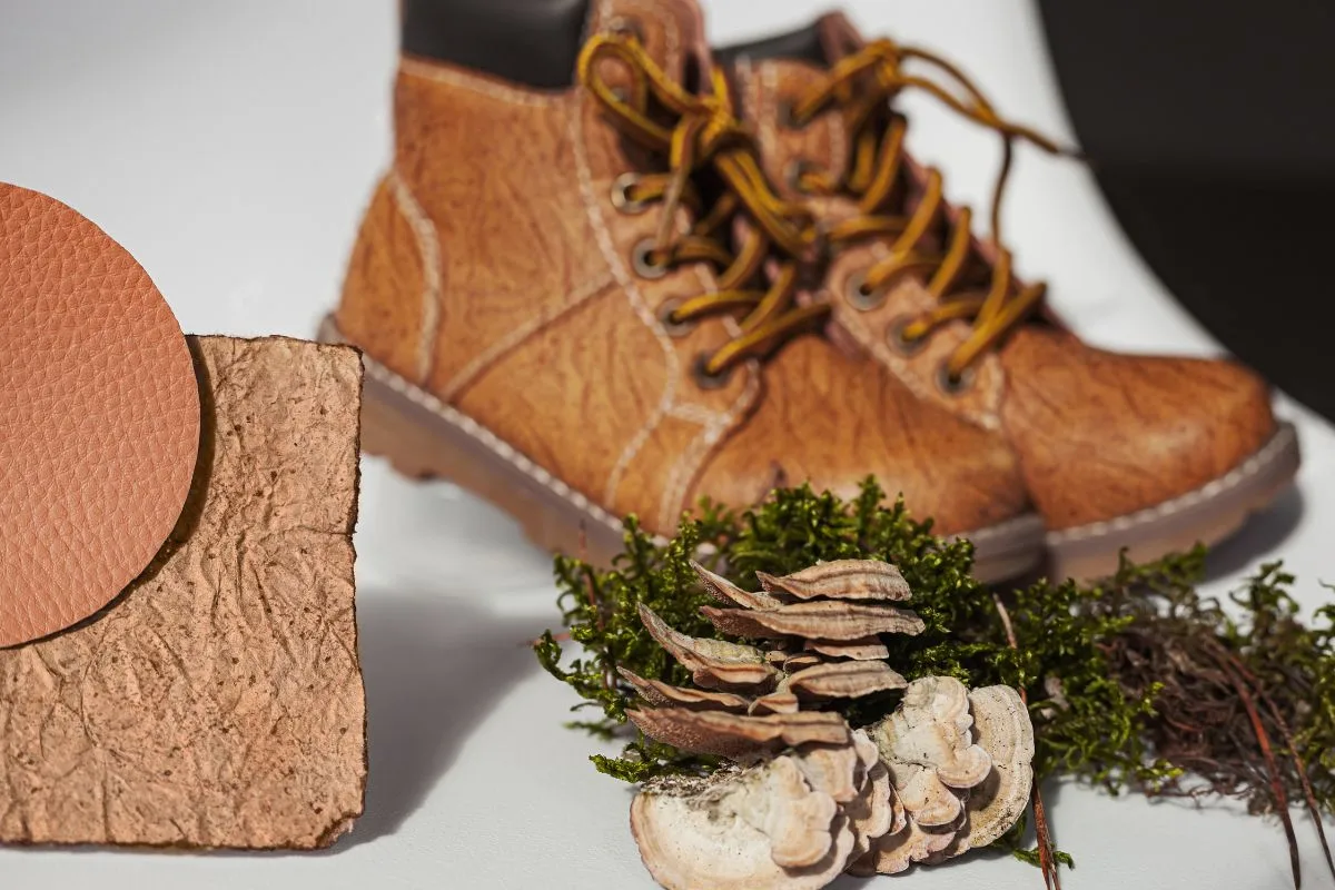 Bottines en cuir vegan à côté de matériaux naturels