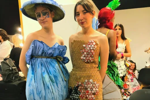 Deux modèles portant des créations originales d'Alexia Comont lors d'un événement de mode.