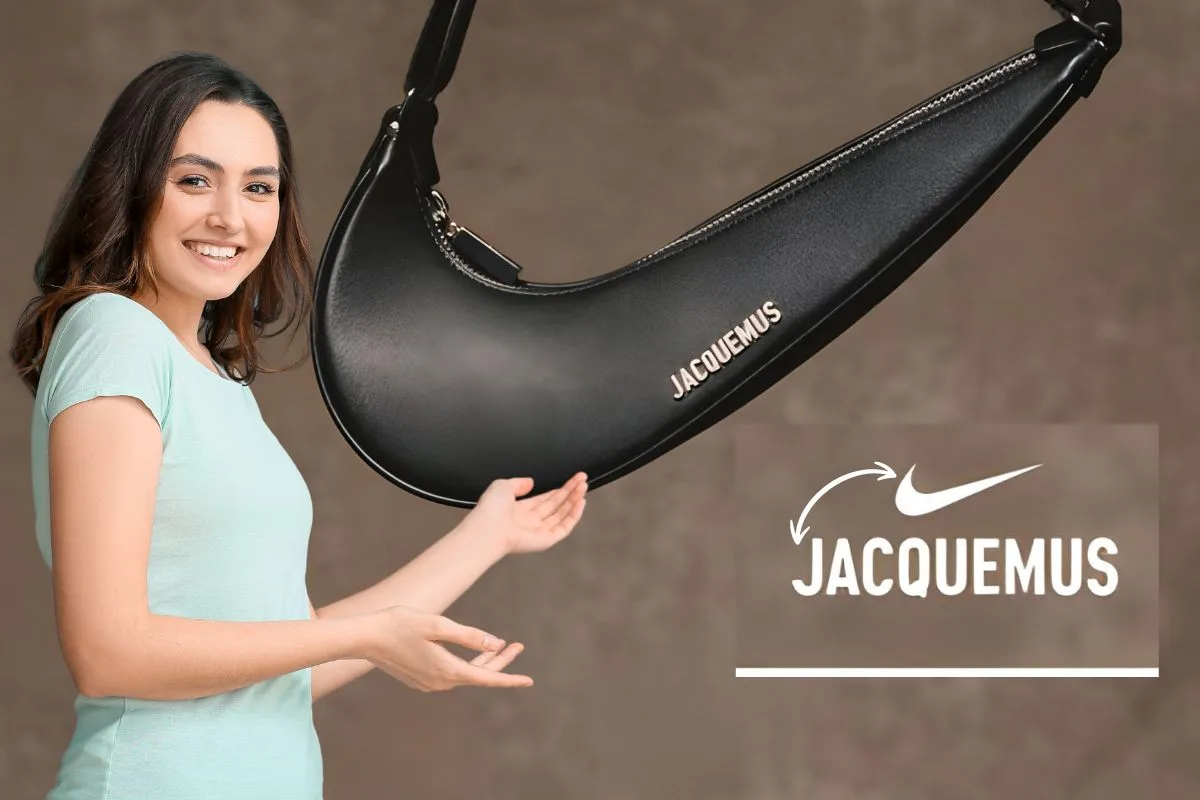 Femme présentant un sac noir issu de la collaboration entre Jacquemus et Nike.