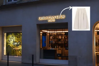 Façade du magasin Christian Dior illuminée le soir avec une jupe blanche emblématique en surimpression.
