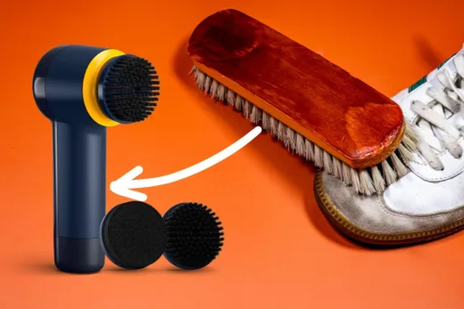 nettoyer vos baskets avec le kit de nettoyage Philips Sneaker Cleaner à côté d'une brosse traditionnelle en bois et d'une chaussure blanche sur fond orange.