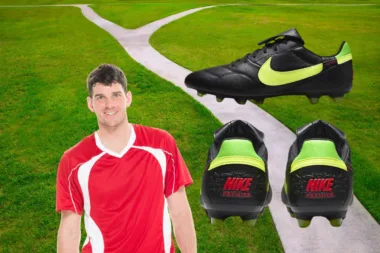 Footballeur souriant avec des crampons Nike Premier 3