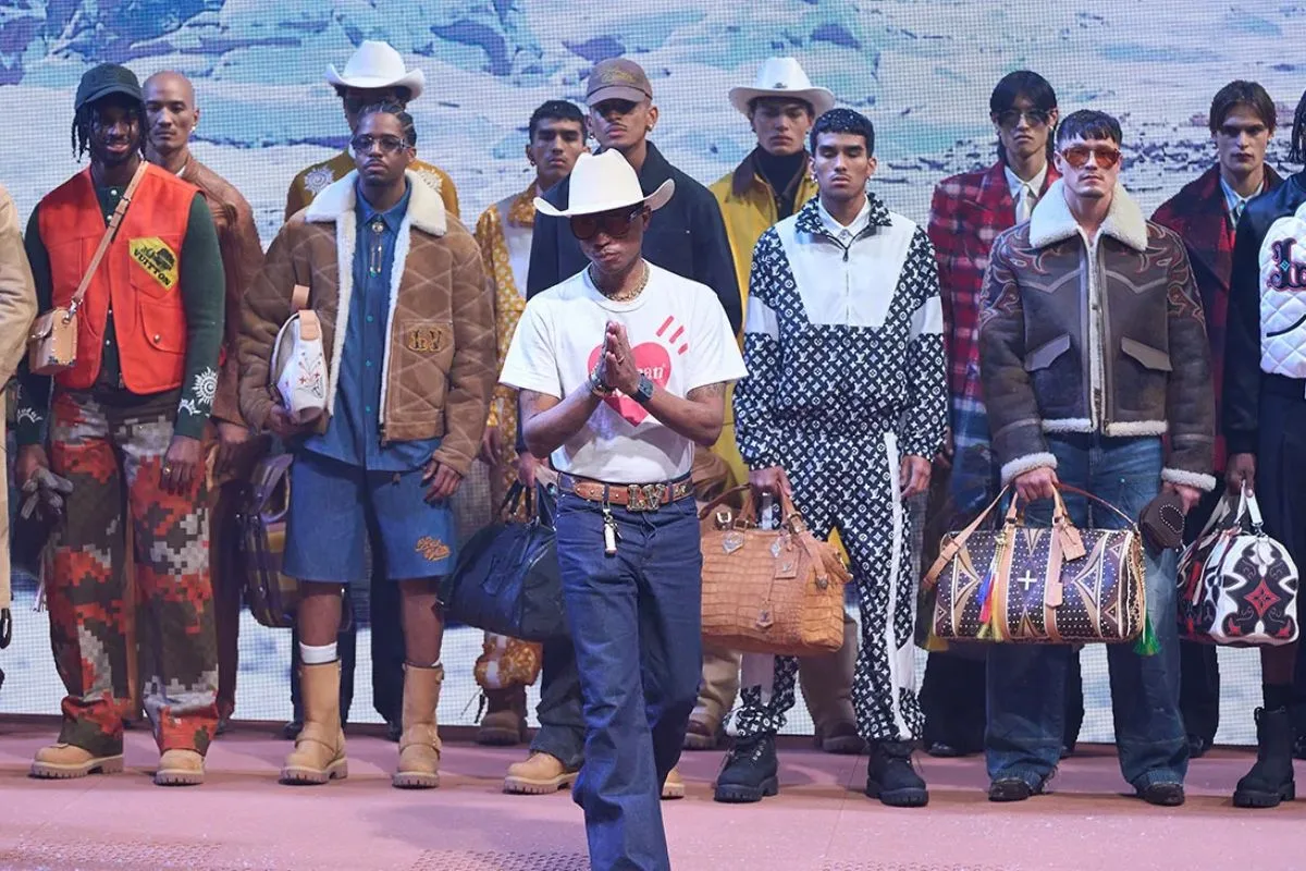 Pharrell Williams lors d'un défilé Louis Vuitton adoptant une esthétique western moderne.