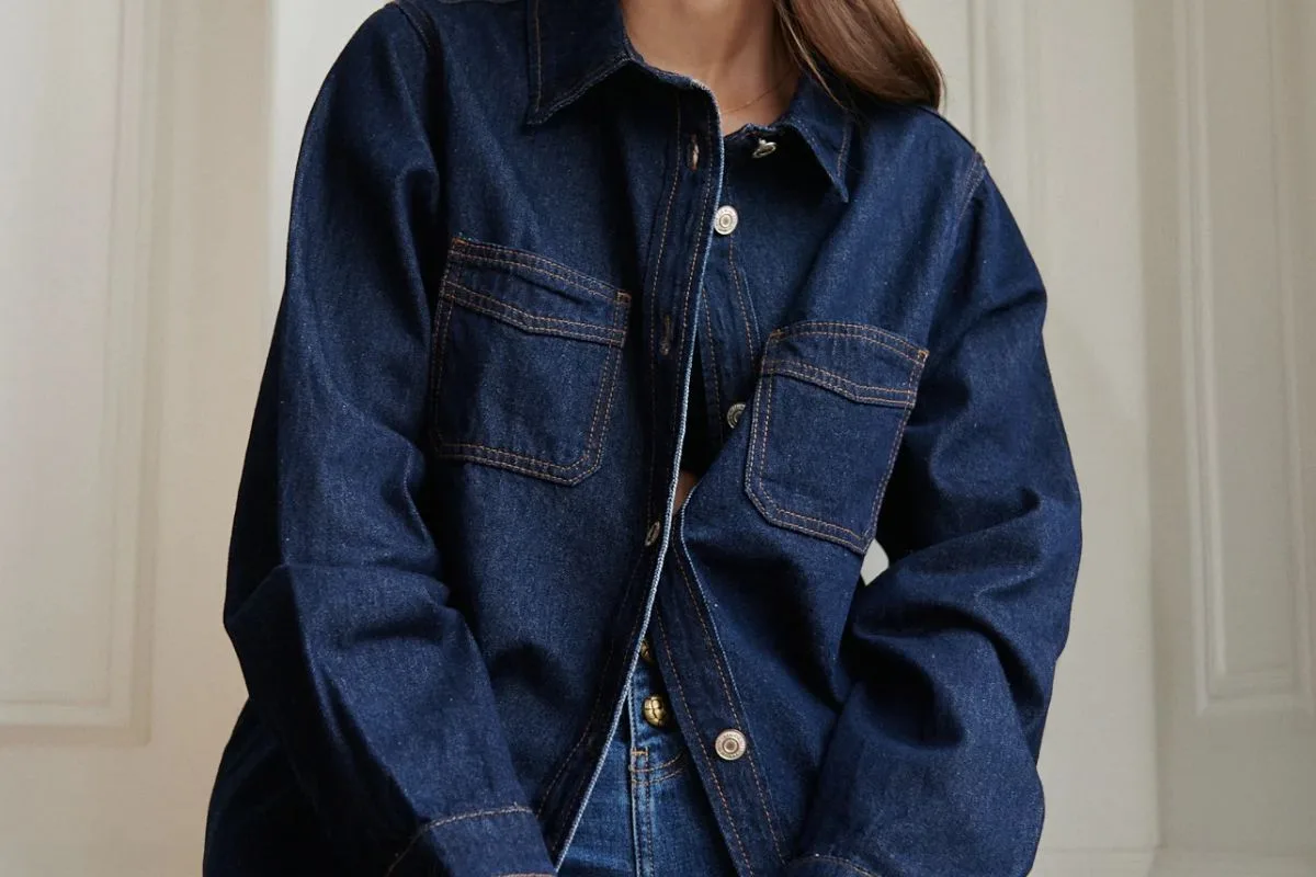 Veste en denim brut oversize boutonnée portée par une femme.