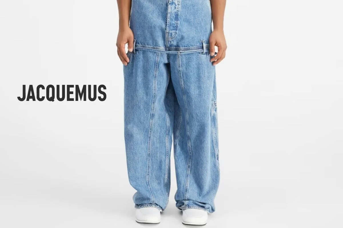 Mannequin portant un jean baggy bleu avec le logo JACQUEMUS 