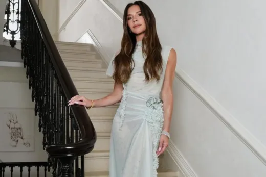 Victoria Beckham renversante dans sa robe en tulle transparente