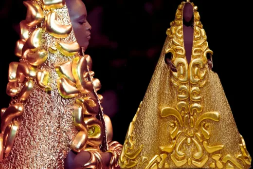 Mannequins vêtus de tenues sculpturales dorées lors d'une exposition au Musée des arts décoratifs de Paris.