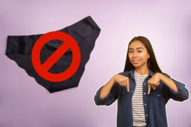 Jeune femme pointant vers un symbole d'interdiction sur un pantalon, suggérant une nouvelle tendance audacieuse pour l'été 2024.