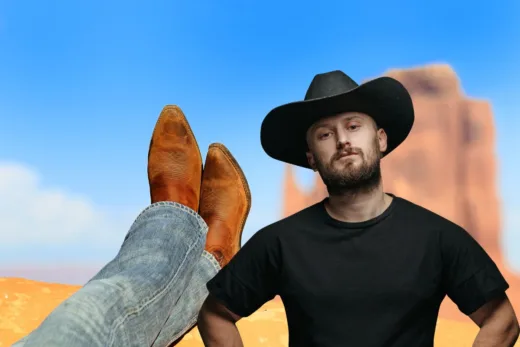 Homme portant un chapeau de cowboy et des bottes en cuir à côté
