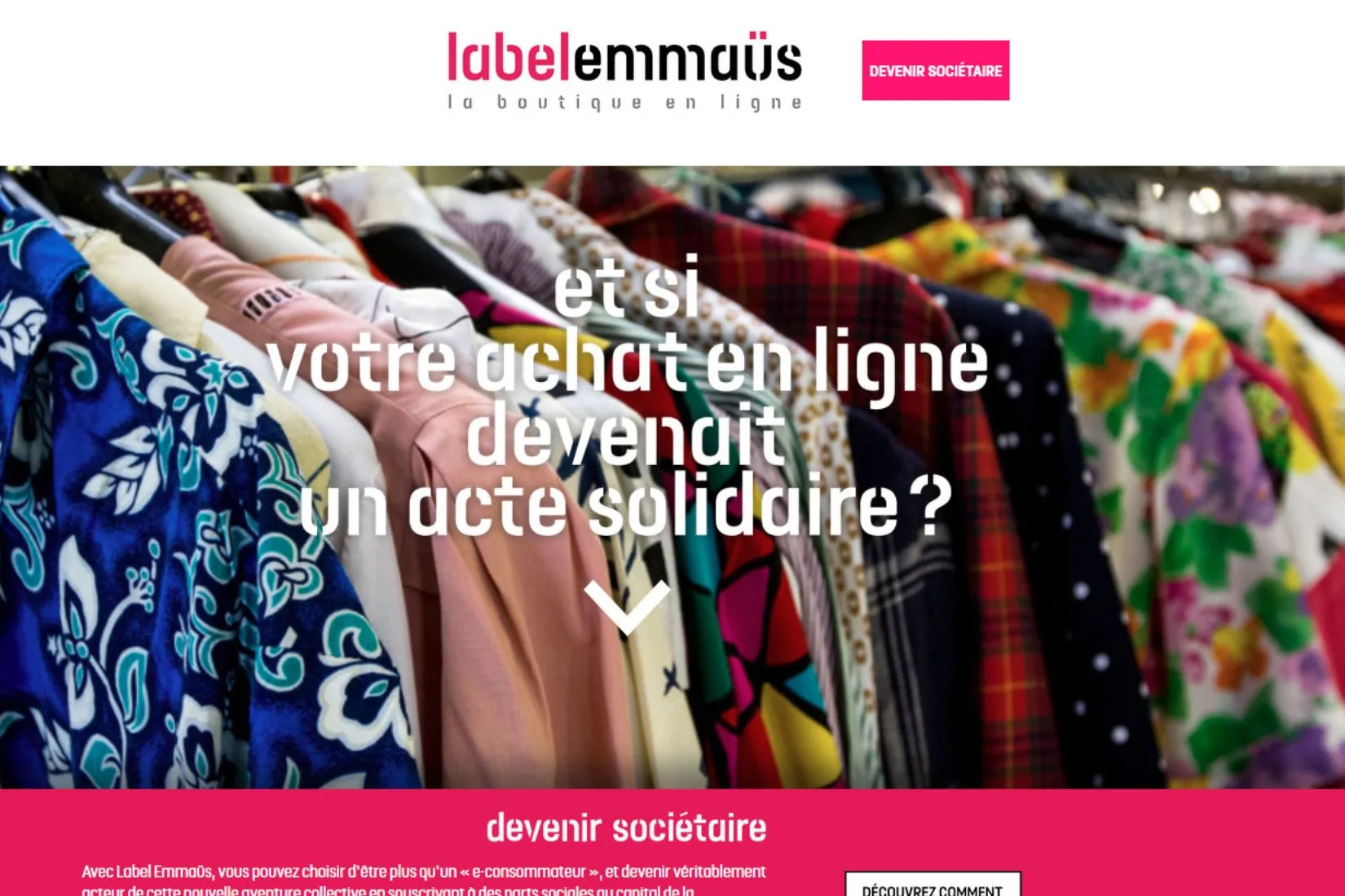Vêtements colorés et variés sur des cintres dans la boutique en ligne solidaire Label Emmaüs.
