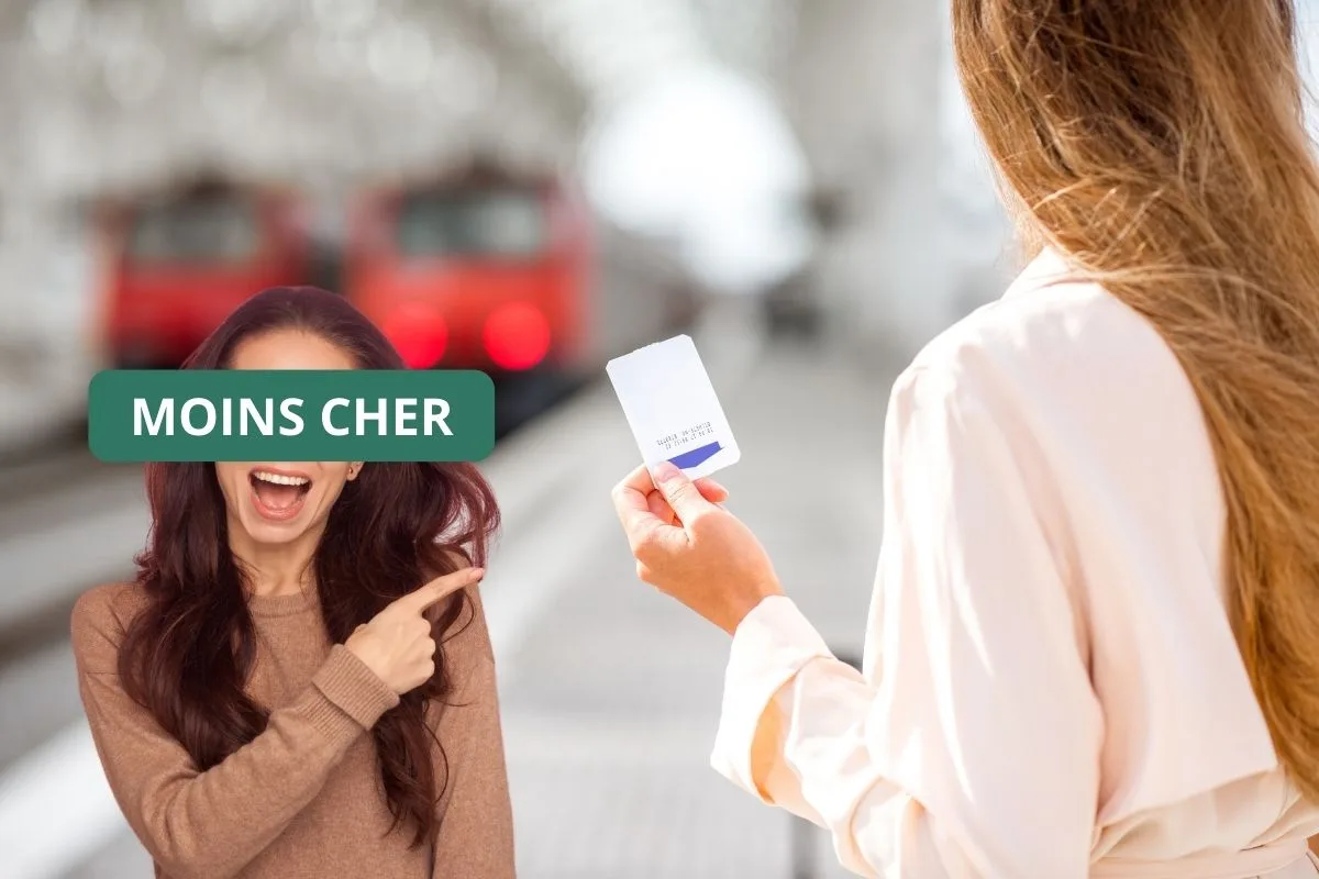 Une femme enthousiaste montre un billet de train moins cher à une autre femme dans une gare.