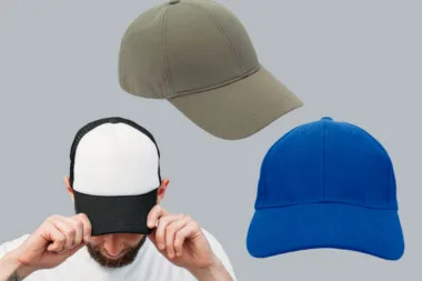 Homme ajustant une casquette bicolore avec deux autres casquettes unies en arrière-plan.