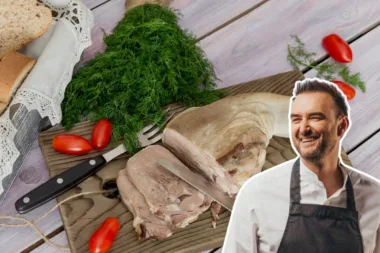 Cyril Lignac sourit à côté d'une planche à découper avec de l'émincé de veau, du pain, et des légumes frais.