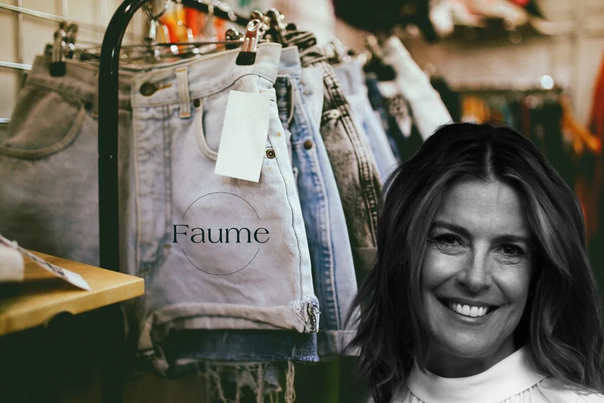 Tara Jarmon souriante à côté d'un étalage de jeans de seconde main sous le logo Faume.