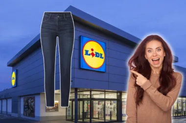 Femme enthousiaste pointant vers un magasin Lidl avec une paire de jeans skinny en suspension, symbolisant l'offre de mode abordable.