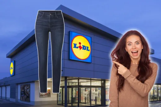 Femme enthousiaste pointant vers un magasin Lidl avec une paire de jeans skinny en suspension, symbolisant l'offre de mode abordable.